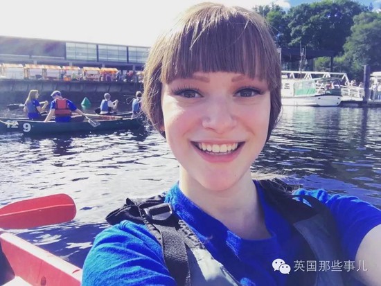 8岁时脱发被孤立被排挤又如何~17岁的她，无比美